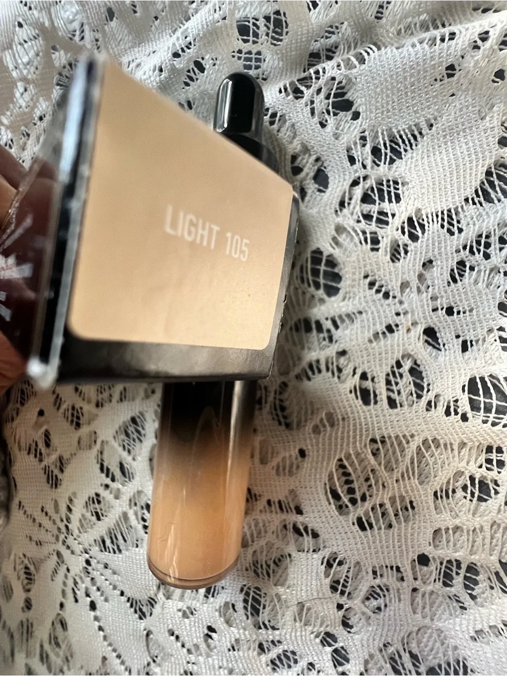 Kat Von D Lightweight Full Coverage Concealer -Light 105- New in box